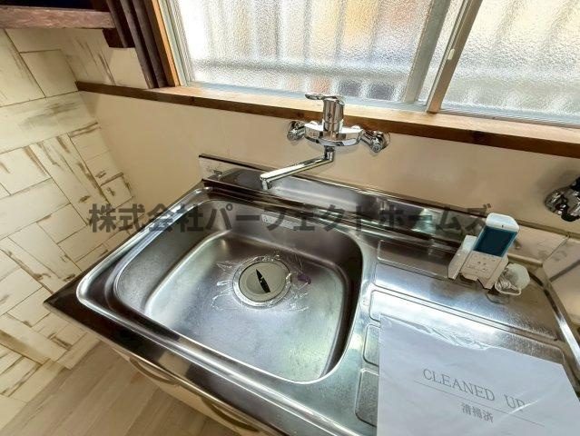 対馬江西町戸建　賃貸のキッチン|コンパクトなキッチンで掃除もラクラク