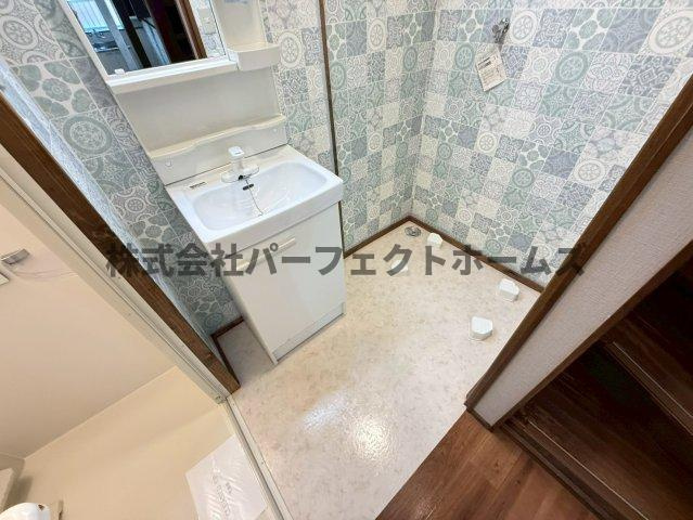 対馬江西町戸建　賃貸の洗面所|脱衣スペースもあります