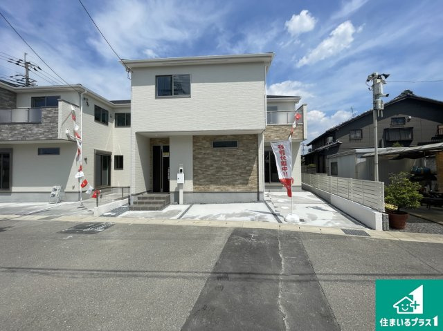 ★京都市伏見区羽束師古川町　第1期　新築一戸建ての前面道路含む現地写真|周辺は閑静な住宅街！前面道路広々で車の出し入れも便利です。駐車が苦手な方でも安心して車庫入れできます！