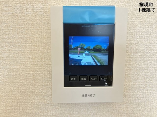 碧南市権現町のセキュリティ|夜の訪問者もカラーでしっかり確認でき、録画をすることも可能です。ズームアップも可能なため、見にくい時でも安心です。また、訪問者がボタンを押さなくても、いつでも玄関先の様子を映像と音でチェックできます