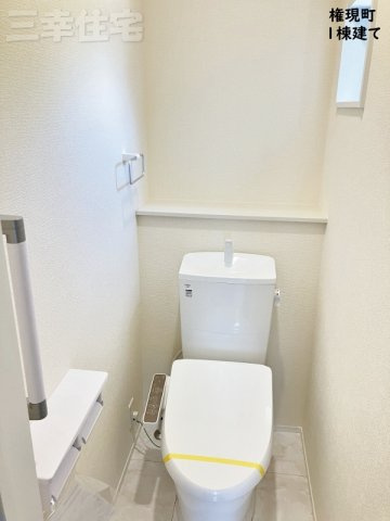 碧南市権現町のトイレ|トイレは、1階2階共に洗浄便座を標準装備しています。水量は従来品より約60%カットされていますが、少ない水でもパワフルな洗浄力を実現しています。環境にやさしく、経済的です♪