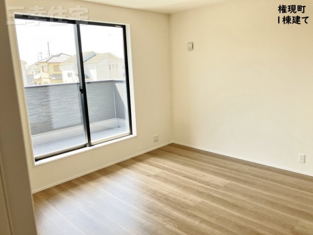碧南市権現町の洋室|主寝室7.5帖+ウォークインクローゼット1.5帖+クローゼットもあります