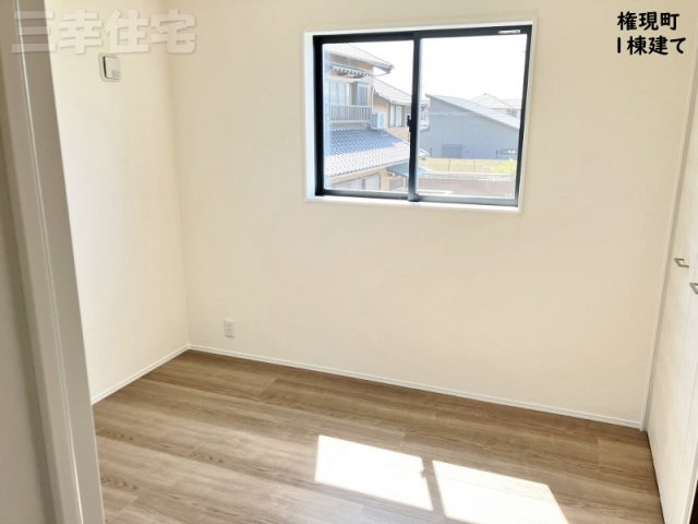 碧南市権現町の洋室|とっても明るい南面の洋室4.8帖。2階に4部屋