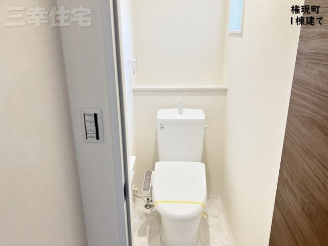 碧南市権現町のトイレ|2階シャワートイレ。寝ていても近くにあるから安心ね