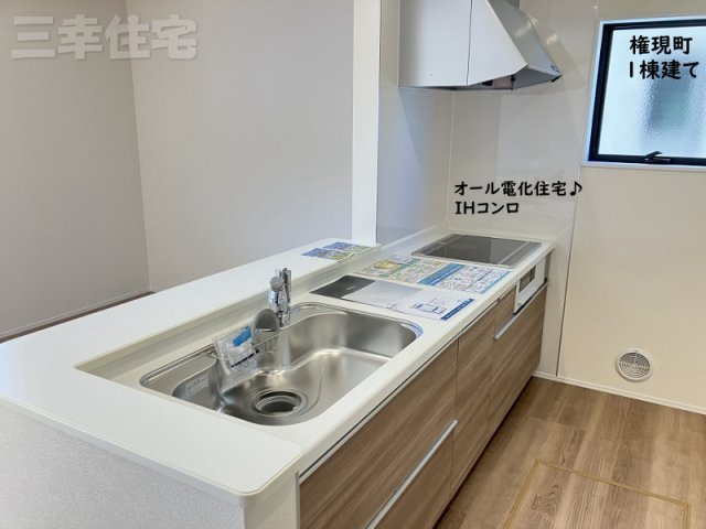 碧南市権現町のキッチン|オール電化住宅だからコンロはIHコンロです