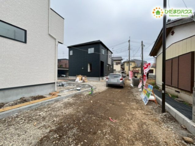 鴻巣市本町7丁目　新築一戸建て　ブルーミングガーデン　02の前面道路含む現地写真