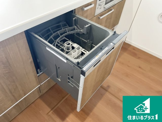 京都市伏見区羽束師古川町　第1期　新築一戸建てのその他|食事後の一仕事、食器洗いをボタン一つでお任せできちゃいます！場所を取らないビルトイン式なので、お料理スペースもしっかり確保！
