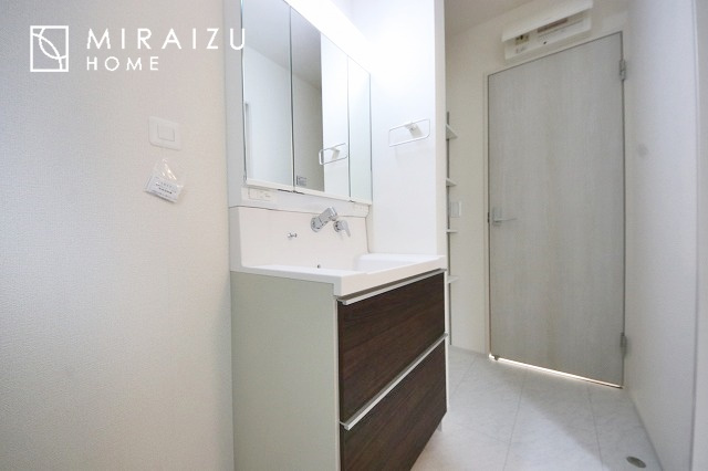 【独立洗面台】 | 高級感漂う洗面台です。鏡の後ろの収納棚もとても充実しております。コスメが大好きな奥様も、女子力高いご主人様もきっとご満足いただける収納力です。三面鏡なので、ヘアセットにも便利です。