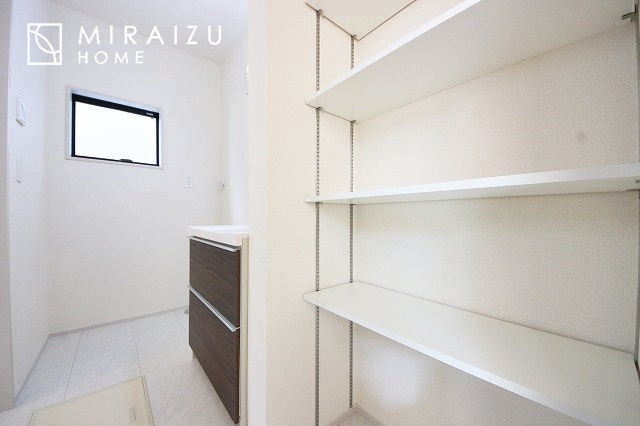 【洗面所】 | 洗濯機置き場と脱衣スペースもしっかりと確保されている洗面室、洗面コーナーは、窓から陽も差し明るく開放的な造りです。家事導線も良いので洗濯物やお湯はりもストレスフリーに毎日家事を楽しめそうです。