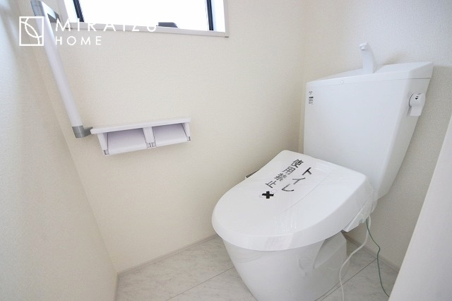 【トイレ】 | 空気の換気と窓からの光の明るさに配慮した清潔感のあるトイレ、ご自分の好きなアロマや芳香剤を置いて落ち着く空間を演出、一人になれる空間ですから、リラックスしたいですね。