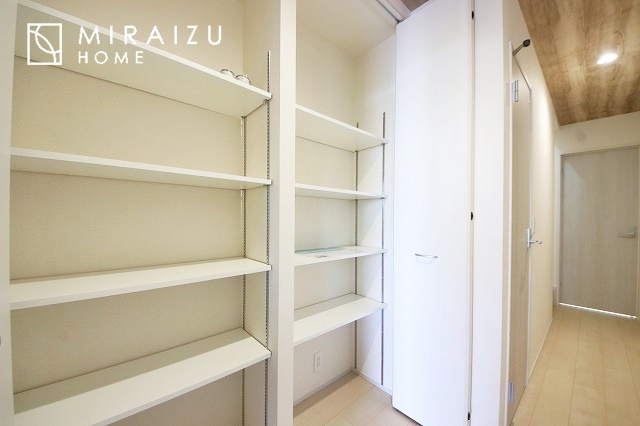 【玄関】 | 永く住むからこそシンプルで飽きのこないデザインに。ただいま、おかえりの温かな声が聞こえる玄関。