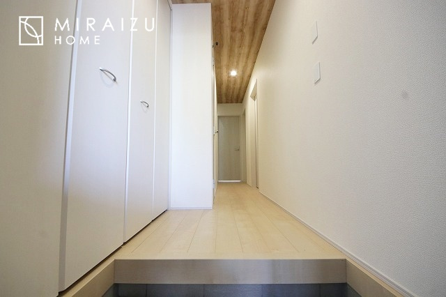 【内装】 | プライベートの空間もみんなで過ごす空間も両社兼ね備えたつくりです。階段には安全性を配慮し、手すりを設置。太陽の光と風が心地良い窓も付いた内装です。