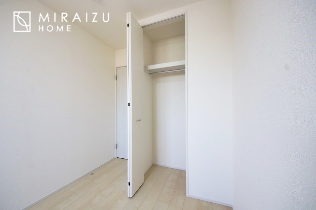 【寝室】 | 広さのある洋室は、ご夫婦様の寝室にぴったりですね。ご主人様の趣味のものや書斎などにも使用できるくらいの広さが嬉しいです。収納もばっちり完備してますのでお荷物が多いご家族様も安心してお暮しいただけます！