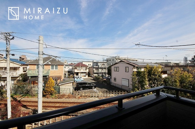 【バルコニー】 | 小鳥の鳴き声で目覚める朝、爽やかな風が入ります。太陽の陽射しでお洗濯物がカラッと乾き、気持ちの良い洋服とお布団で快適に過ごせます。