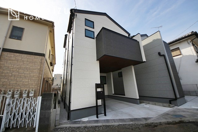 【外観】 | 青く澄み渡った綺麗な空と、陽の光をたっぷりと受ける、そんな新築住宅で新生活をスタートしてみませんか？見学・ご相談等、ミライズホーム(株)までお気軽にご連絡下さい。