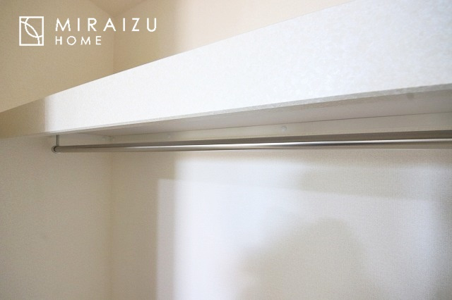 【洋室】 | 心も体も癒されるゆったりと落ち着いた洋室。窓が多いつくりになっています。窓が多いと明るい空間を保ち、室内へ気持ちの良い風も取り込んでくれます。