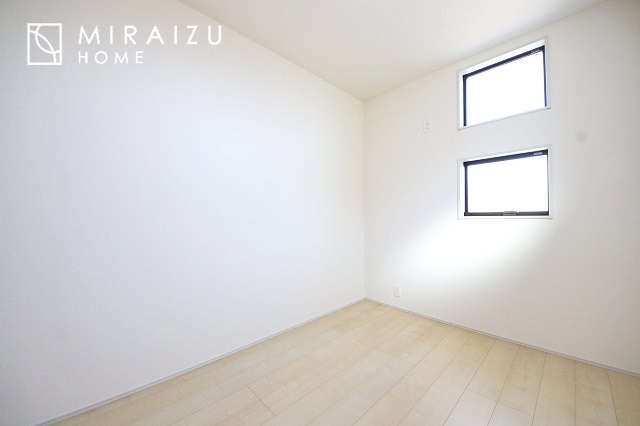 【寝室】 | 収納あり、自然な採光ありの洋室。家族みんなが気持ち良く目覚められる、過ごしやすい主寝室などにもお勧め。もちろん、ペットもご一緒に。