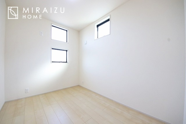 【子供部屋】 | 床のフローリングもオシャレな洋室が嬉しいです。独立性のある住宅ですので、各居室それぞれ、テイストの違うお部屋インテリア造りをしても面白いかもしれませんね！