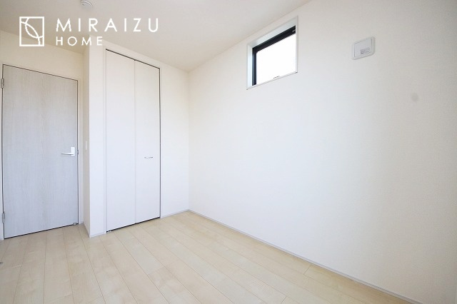 【洋室】 | 小鳥の鳴き声で目覚める朝、爽やかな風が入ります。太陽の陽射しでお洗濯物がカラッと乾き、気持ちの良い洋服とお布団で快適に過ごせます。