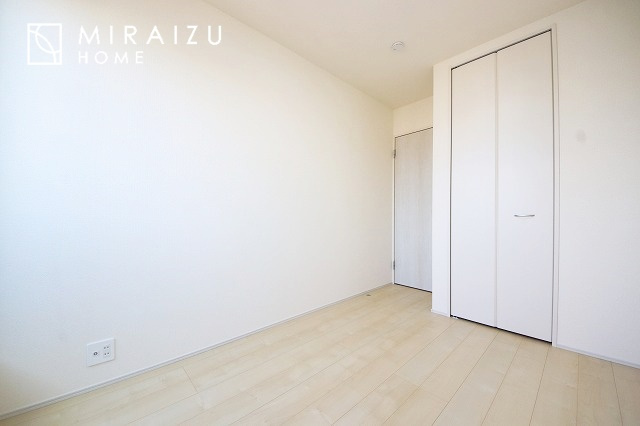 【収納】 | 収納あり、自然な採光ありの洋室。家族みんなが気持ち良く目覚められる、過ごしやすい主寝室などにもお勧め。もちろん、ペットもご一緒に。