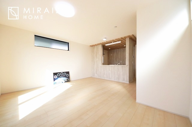 【居間・リビング】 | 陽当たりが心地の良いリビング空間です。日中はカーテンを開けて自然な光を取り込みリラックスして過ごしたいですね、照明器具もセンスの良いものを使いたいですね。