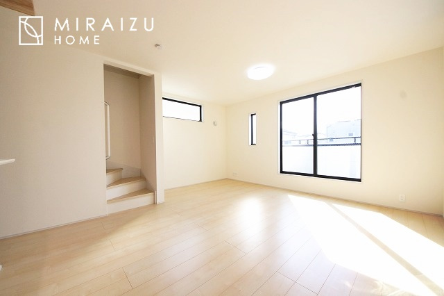 【居間・リビング】 | 大きな窓が特徴の南向きリビングでは、太陽光も沢山取り込むことが出来てお家の中にいても日光浴が可能ですね、開放的な空間です。インテリア選びも楽しそう、ご家族様で相談しながらインテリア配置も楽しみたいです