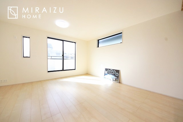 【居間・リビング】 | 明るい光が取り入れられる空間設計のリビングです。インテリア配置もしやすい間取りです。壁や床の色と合わせて落ち着いたインテリアも選びたいですね♪グリーンを飾っても素敵だと思います。