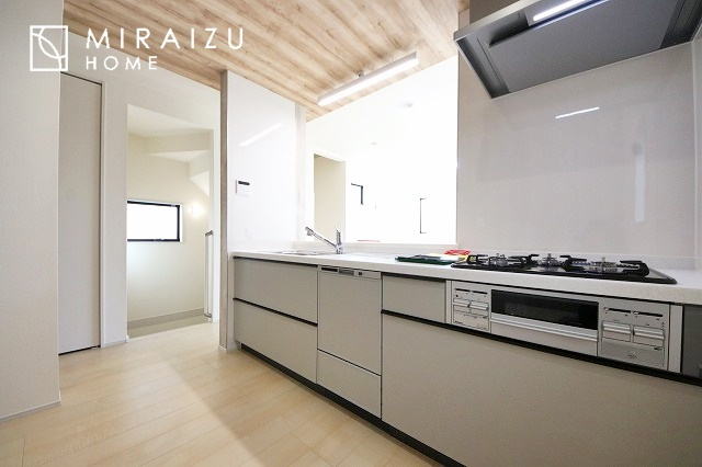 【キッチン】 | 洗練されたキッチンでは毎日の家事を少しでも楽に快適に工夫したいですね、大きいシンクではお皿洗いもストレスフリー、3口コンロでは要領よくお料理も可能です。レンジフードもお掃除がしやすい設計が嬉しい。