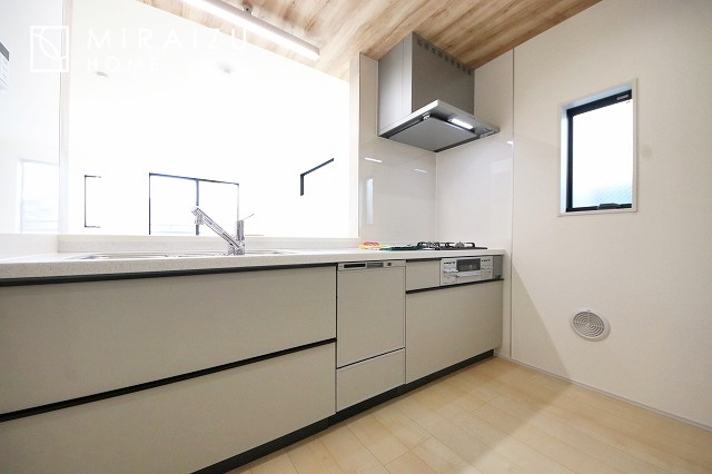 【キッチン】 | スッキリとした形が上品な広々ワイドキッチンです。レンジフードもすっきりとした造りなので圧迫感もございません。窓もあり明るい空間の中で毎日お料理することが可能です。収納スペースも広いのが嬉しいですね。