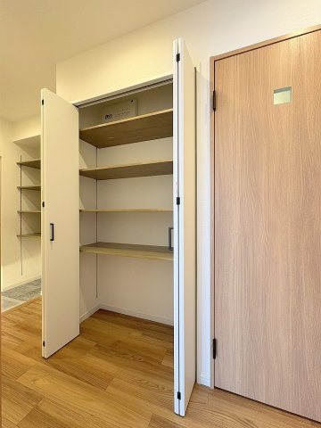 三郷アーバンハイツの収納|ストック品の収納にも便利なホール収納