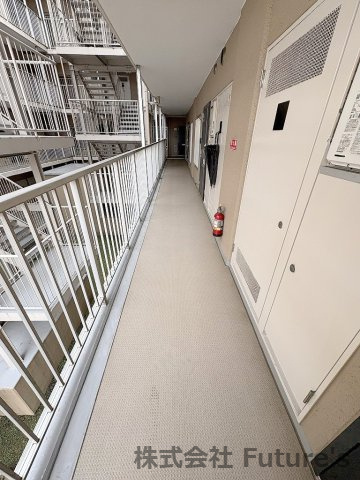 三郷アーバンハイツのその他共用部分|玄関前の共用通路です
