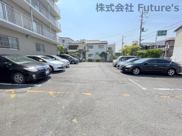 三郷アーバンハイツの駐車場|敷地内駐車場（要空き・料金確認）