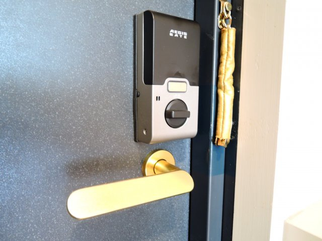 高槻クリスタルビルの玄関