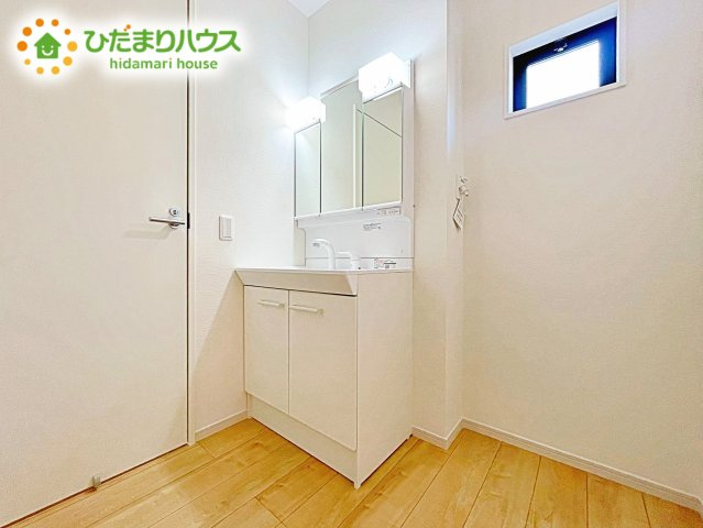 【独立洗面台】 | 水戸市見和1期　新築戸建 | 正面だけでなく、左右も確認できる三面鏡は、身だしなみを整えやすいです！