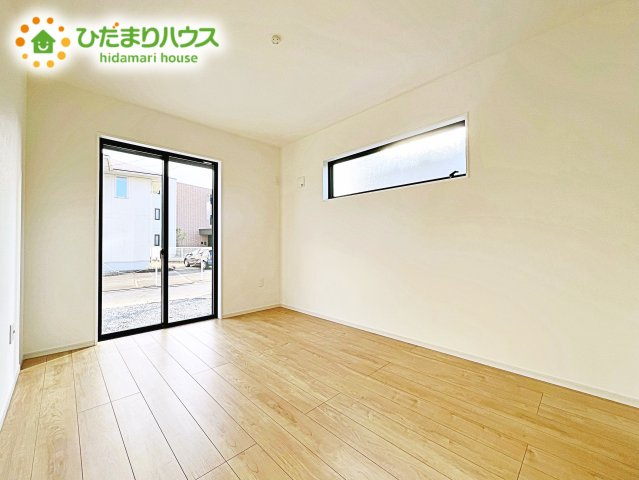 【寝室】 | 水戸市見和1期　新築戸建 | 主寝室は広々していて安らげる空間に。大きな窓から光が差し込み、朝の目覚めも良さそう♪