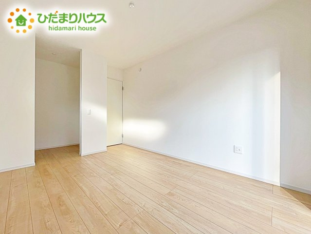 【寝室】 | 水戸市見和1期　新築戸建 | 壁紙はシンプルで清潔なホワイトで統一しています。朝の光をたっぷり浴びながら一日をスタート！目覚めは明るくあたたかな場所で。