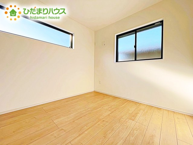 【洋室】 | 水戸市見和1期　新築戸建 | 明るい陽光が差し込む洋室。白を基調とした爽やかな空間。