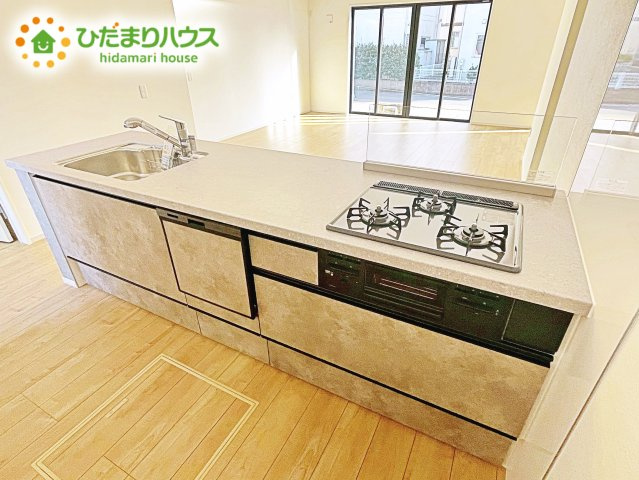 【キッチン】 | 水戸市見和1期　新築戸建 | 3口コンロが嬉しいシステムキッチン♪広いシンクや作業台でお料理が捗ります♪
