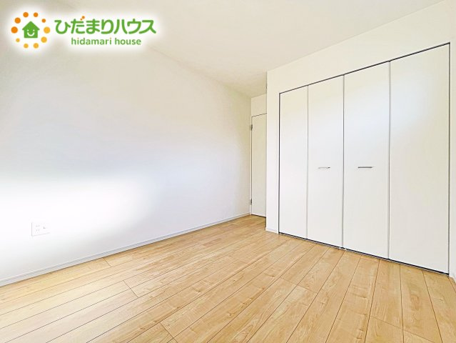 【洋室】 | 水戸市見和1期　新築戸建 | 白い壁の洋室は、太陽の光だけでも十分明るく感じられますね