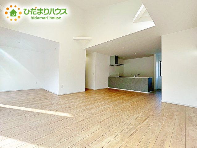 【居間・リビング】 | 水戸市見和1期　新築戸建 | ホワイトを基調としたLDKは、明るく上品な心地よさを演出してくれます。空間に広がりをもたらし、より一層広く感じさせてくれます。