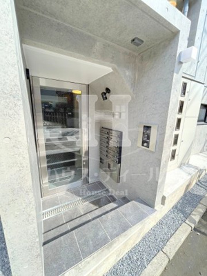 【エントランス】 | Y's Court Akabane | 清潔なエントランスです