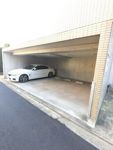 カムフォート登戸Ⅲの駐車場