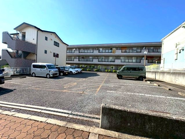 プレステージ三日市の駐車場