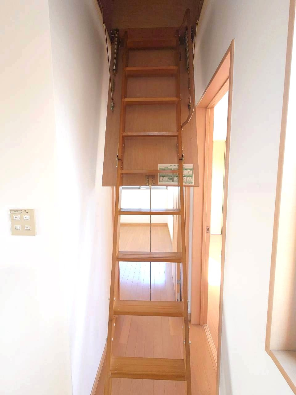 ◆ＪＲ奈良線『棚倉』駅まで徒歩６分◆全居室２面採光のため陽当り・通風良好◆木津川市山城町平尾中古川のその他|屋根裏収納階段