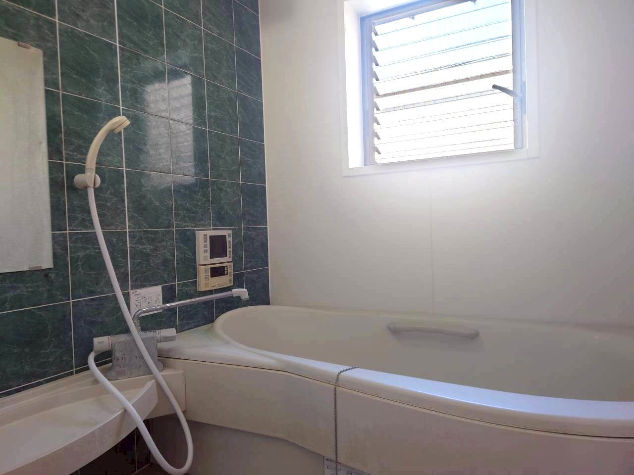 ◆ＪＲ奈良線『棚倉』駅まで徒歩６分◆全居室２面採光のため陽当り・通風良好◆木津川市山城町平尾中古川の浴室|浴室