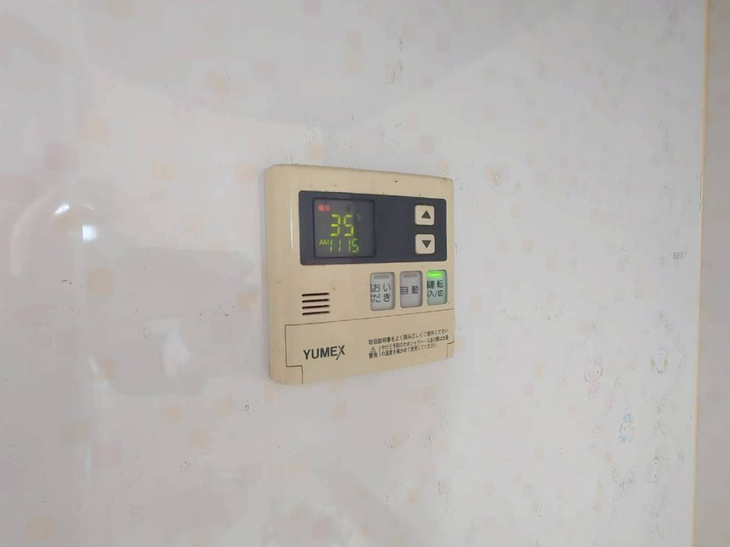 ◆ＪＲ奈良線『棚倉』駅まで徒歩６分◆全居室２面採光のため陽当り・通風良好◆木津川市山城町平尾中古川の浴室|浴室リモコン