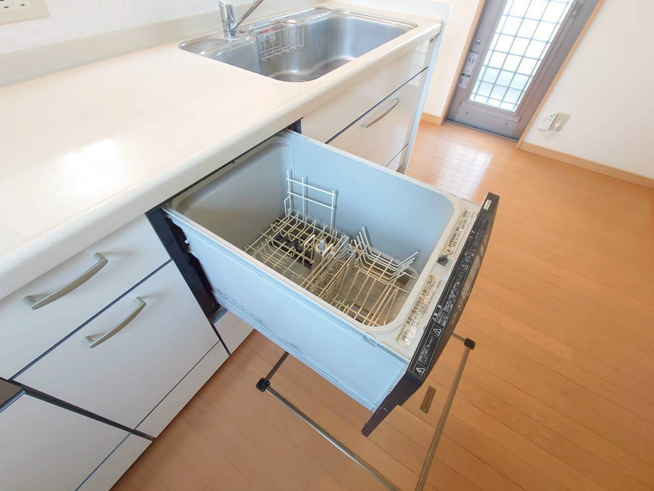 ◆ＪＲ奈良線『棚倉』駅まで徒歩６分◆全居室２面採光のため陽当り・通風良好◆木津川市山城町平尾中古川のキッチン|食器洗浄機