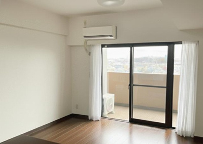 【居間・リビング】 | レクセルガーデン所沢けやきの杜 | たっぷりの採光が差し込む明るいリビングです。