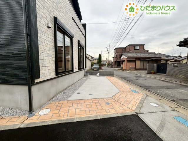 鴻巣市本町7丁目　新築一戸建て　ブルーミングガーデン　03の駐車場|お友達や親戚が車で遊びに来た際も、敷地内にサッと心地よく案内できるのが嬉しいポイント♪自転車やバイクを置くスペースとしても大活躍します！