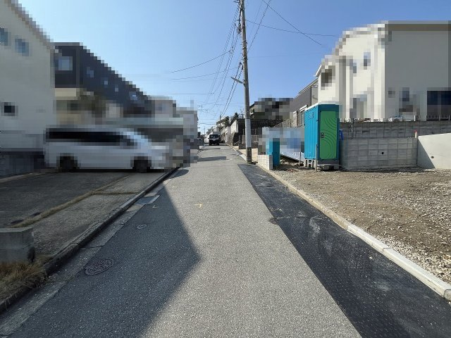 【その他】 | 福岡市東区美和台3丁目2期　1号棟（全2棟）【仲介手数料無料・0円】 | 現地写真。前面道路です。